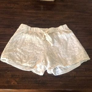 Ladies crochet white shorts {Blossom Boutique}